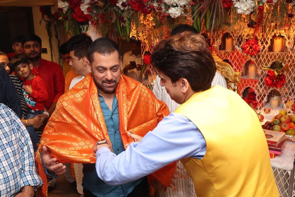 RahoolNKanal's tweet photo. Ganpati Bappa Morya 🙏
May his blessings be on each one of us… 
Blessed to have @BeingSalmanKhan bhai visit us home and be a part of our celebrations…no words to thank him for taking out time and spreading happiness as always… May God almighty bless us all… https://t.co/zE8btWlOsl