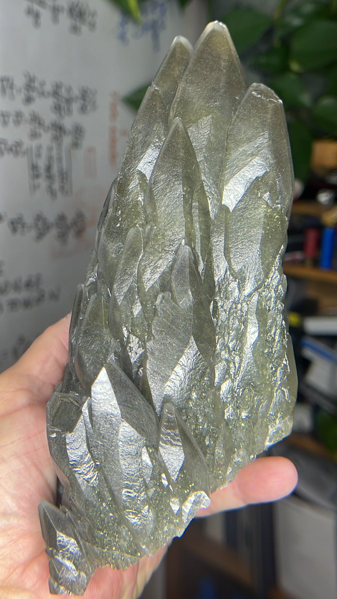DamnedMosquito's tweet photo. @MineralCup Calcite has so many uses and forms such beautiful crystals! Birefringence that spawned an entire Geologic field of study. It’s diagnostic of Limestone when you drip just a little HCl on it.  And did I mention the crystals?  Obviously #TeamCalcite on this one. https://t.co/YbEtJvbWiE