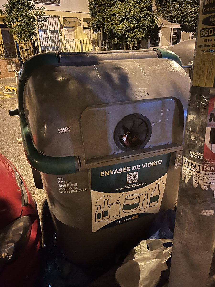 maikeloto's tweet photo. @Ayto_Sevilla @LipasamSevilla Marqués del Nervión, 5. El aspecto de abandono, sobrecarga y poca frecuencia de recogida lamentablemente no es nuevo. Lo que llama la atención es la tendencia del operario del camión a dejar algún  contenedor atravesado… https://t.co/DwFrNrlFNS