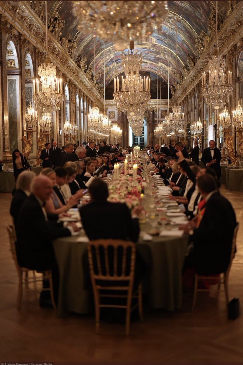 TribunePop23's tweet photo. @EmmanuelMacron Heureusement que c’est la fin de l’abondance.. 🎪🤡 https://t.co/hy5m8jVJjv