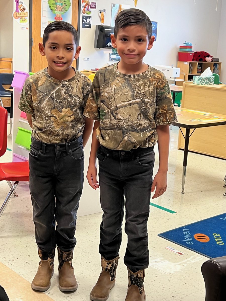 JLEFamConnect's tweet photo. Our twins, twinning Camo Day! #EverythingInExcellence #ICan #IWill #ShowUpDallasISD @JackLoweSrES https://t.co/vRCZbSbDL9
