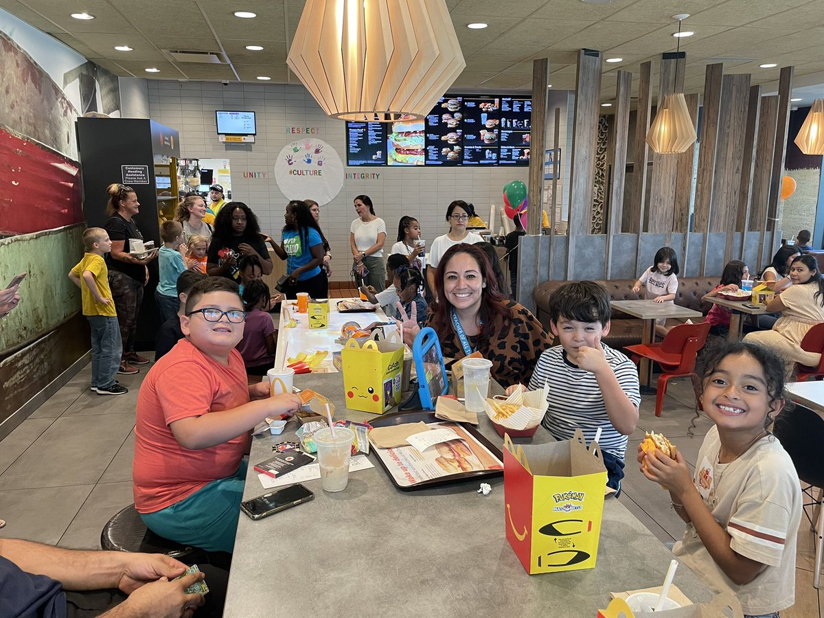 MrMolander's tweet image. What a fun spirit night! #McTeacherNight @HumbleISD_RCE @JimenezRCE3