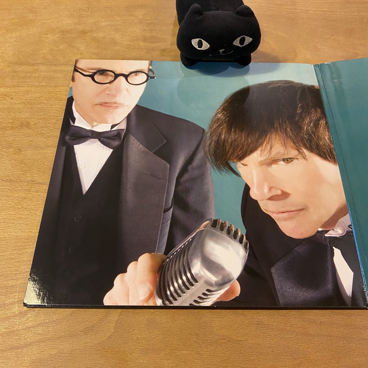 acoeclove's tweet photo. #Sparkstember2023
#Sparkstember
#Sparks
@sparksofficial
Day21
#exoticcreaturesofthedeep
「All Vocals Russell Mael」のクレジット観ておどろいた。ラッセルさん何人いやはるの…(違)
音はシンプルでちょっと薄味と最初思ったがジワジワ意識に侵食していく感が心地よい。 https://t.co/yV9mJyTF9W