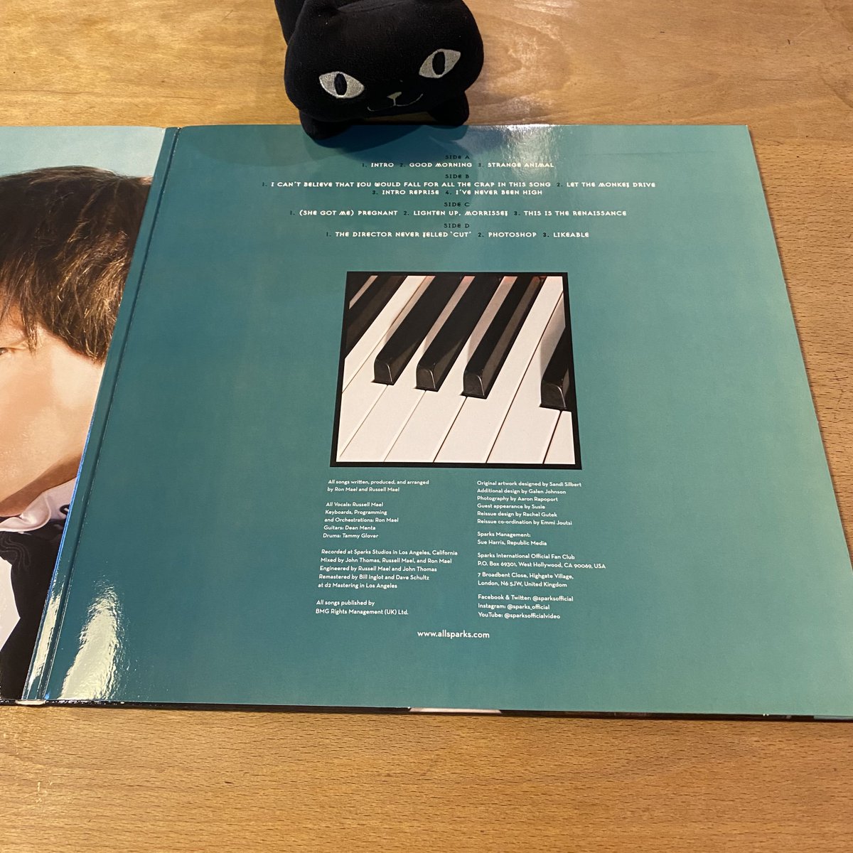 acoeclove's tweet photo. #Sparkstember2023
#Sparkstember
#Sparks
@sparksofficial
Day21
#exoticcreaturesofthedeep
「All Vocals Russell Mael」のクレジット観ておどろいた。ラッセルさん何人いやはるの…(違)
音はシンプルでちょっと薄味と最初思ったがジワジワ意識に侵食していく感が心地よい。 https://t.co/yV9mJyTF9W
