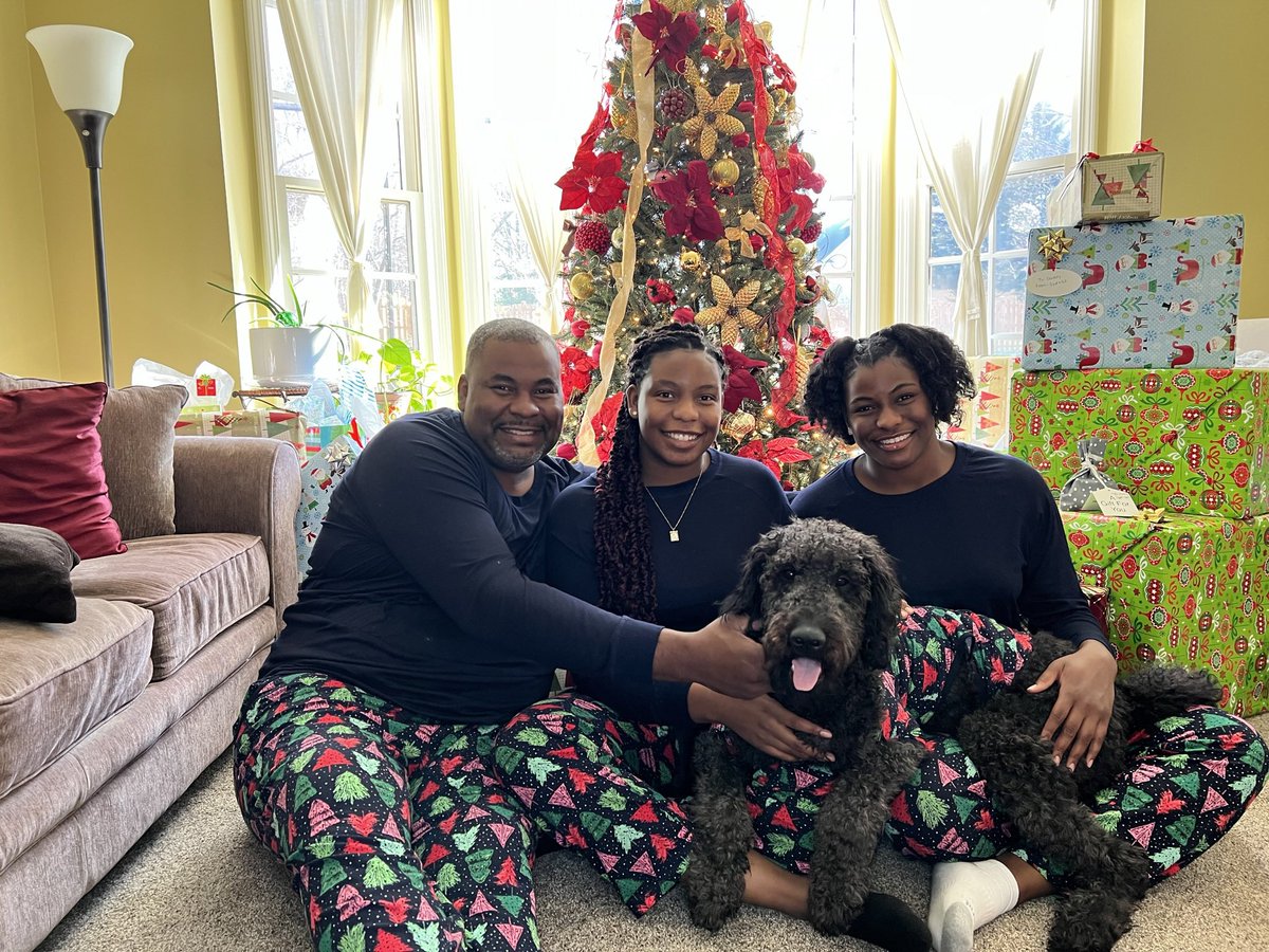 sydfrmclt's tweet photo. Happy birthday daddy! Grateful God blessed you with another year ❤️ and here’s to an even better one 🍾love you ❤️ @ChrisHunter920 https://t.co/CFshY5sChU