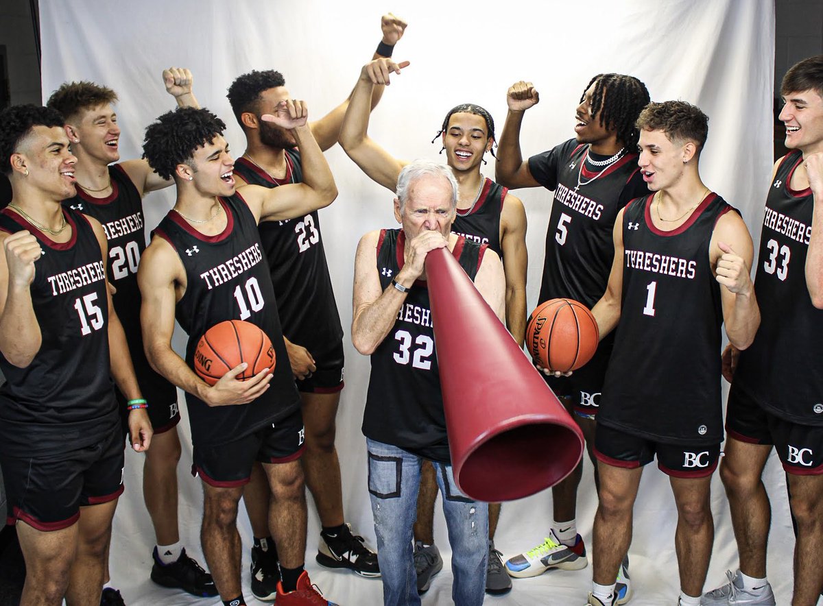 Had our guy Loren show up for media day 📸🍿

#ThreshersMBB x #WithItOrOnIt