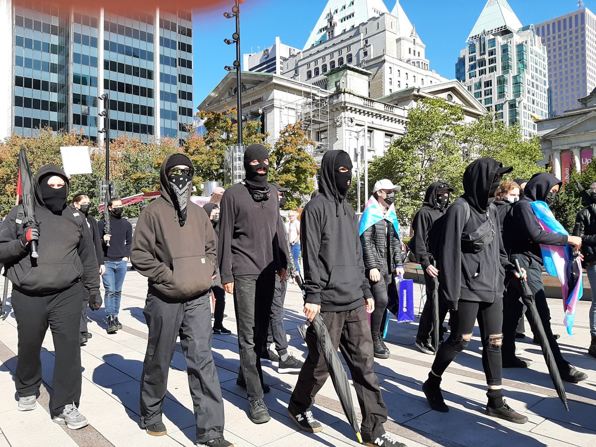 Domenic_Toronto's tweet image. Ladies and gentlemen I present to you the "Hate has no home here" crowd.  Masked antifa thugs 
#MillionMarchCanada