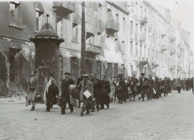 F_ZIHK's tweet photo. 21.09.1942 w ramach wielkiej akcji likwidacyjnej getta warszawskiego, niemieccy kaci wysłali ostatni transport Żydów do obozu Zagłady w #TreblinceII

W ciągu 2 miesięcy do #Treblinki deport. ok.300 000 Żydów/ok.11 000 deport. do obozów pracy/na miejscu zamordowano ok.6 000 #Shoah https://t.co/TRDLtUwQyr