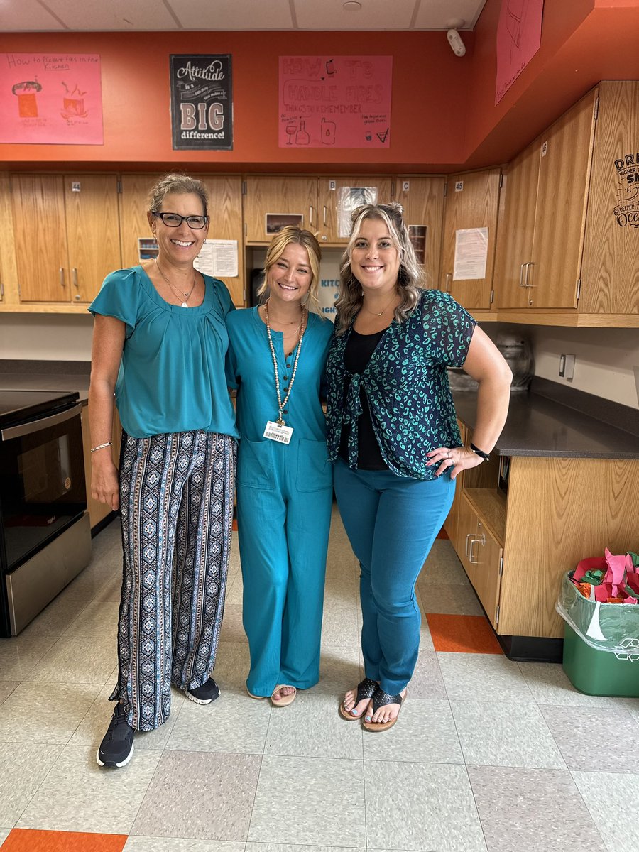 When you and your coworkers unintentionally match! ❤️❤️<a href="/FedorowiczCBArt/">Ms. Fedorowicz CBSD Art</a> <a href="/CBUnamiMS/">Unami Middle School</a>