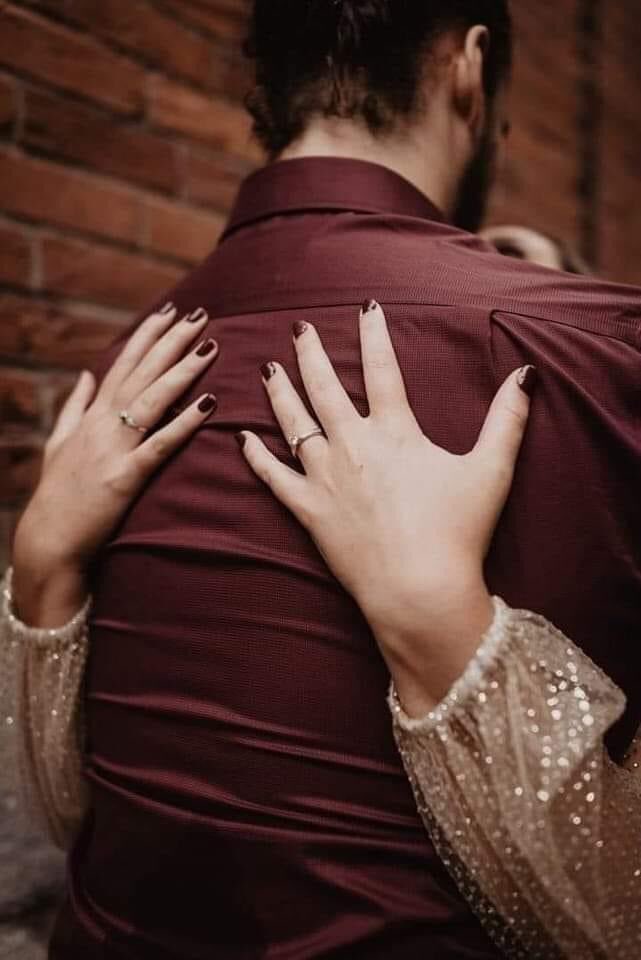 أريد أن ألقي همي بين أحضانكِ@@ 
أغمض عيني

و أسند رأسي على أكتافك
أتوه عن حزني
و أرسو بين أهداب أجفانك
أنسى كل ألمي
و أذوب في دفئ إحساسك
ف كل راحتي
في ضمة في دفئ أحضانك...