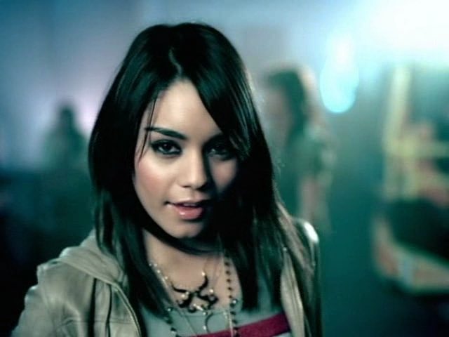 PopCulture2000s's tweet photo. pov: you’re watching a disney channel commercial break https://t.co/BOx8gQJQBQ