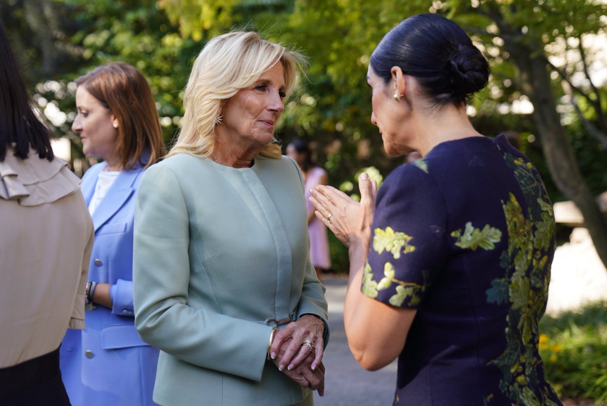 raquelarbaje's tweet photo. ¡Encantada del encuentro con la primera dama de los Estados Unidos Jill Biden (@FLOTUS) en el marco de la 78ª Asamblea de las Naciones Unidas en Nueva York! Fue muy grato reunirme con ella y con homólogas de todo el mundo. Compartimos valiosas experiencias e ideas para impulsar iniciativas en beneficio de nuestros países. Agradezco a Jill Biden por su cálida hospitalidad en el Museo Smithsonian Design. Juntas fortalecemos la amistad y cooperación entre naciones. 🤝🇩🇴🇺🇸 #CooperaciónGlobal #NacionesUnidas