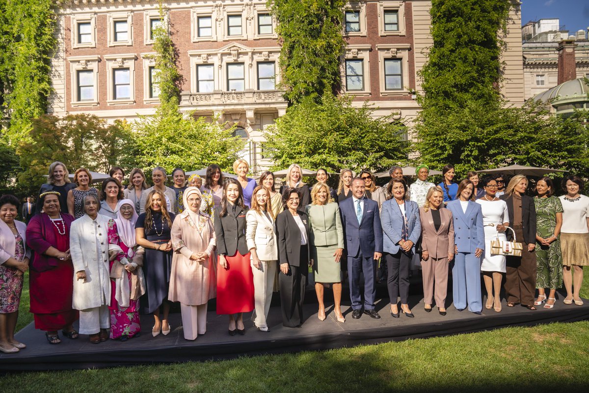 raquelarbaje's tweet photo. ¡Encantada del encuentro con la primera dama de los Estados Unidos Jill Biden (@FLOTUS) en el marco de la 78ª Asamblea de las Naciones Unidas en Nueva York! Fue muy grato reunirme con ella y con homólogas de todo el mundo. Compartimos valiosas experiencias e ideas para impulsar iniciativas en beneficio de nuestros países. Agradezco a Jill Biden por su cálida hospitalidad en el Museo Smithsonian Design. Juntas fortalecemos la amistad y cooperación entre naciones. 🤝🇩🇴🇺🇸 #CooperaciónGlobal #NacionesUnidas