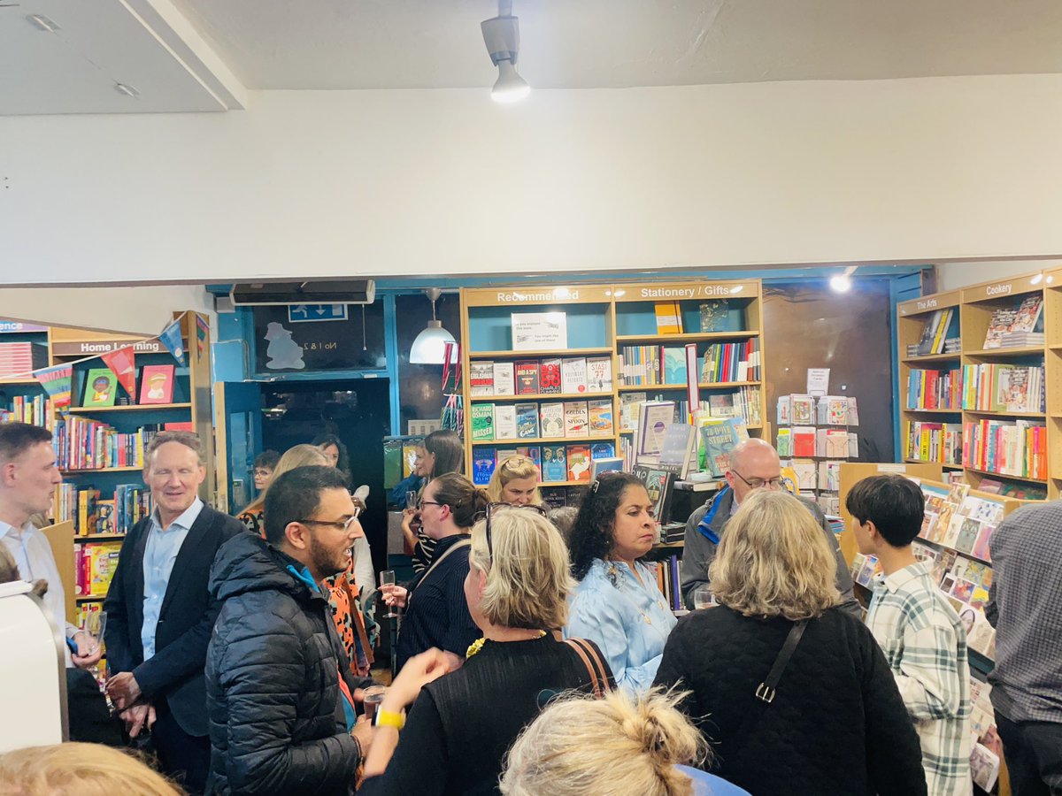 Huge congrats to @SmritiPH and @dc_litchfield on the publication of their beautiful new picture book collaboration Peace on Earth at @kewbookshop, published by @BIGPictureBooks.