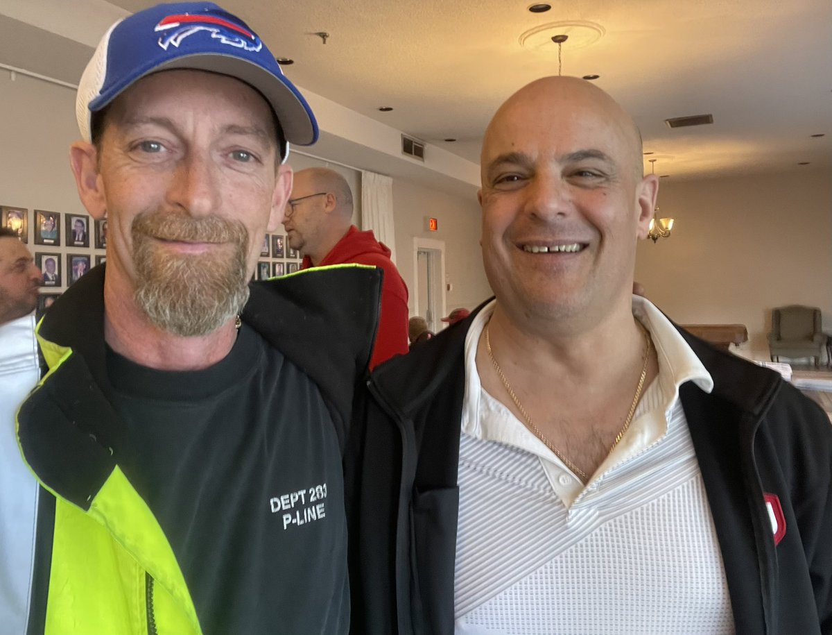 Tobinatorx's tweet photo. Today marks 25yrs as a proud member of CAW/Unifor working at Ford. Lotta great memories and made some awesome, lifelong friends along the way.
Proud to be serving as full time Steward representing my Brothers & Sisters when they require my help.
#Solidarity #UnionProud #Local707 https://t.co/EUx4Rh4dEt