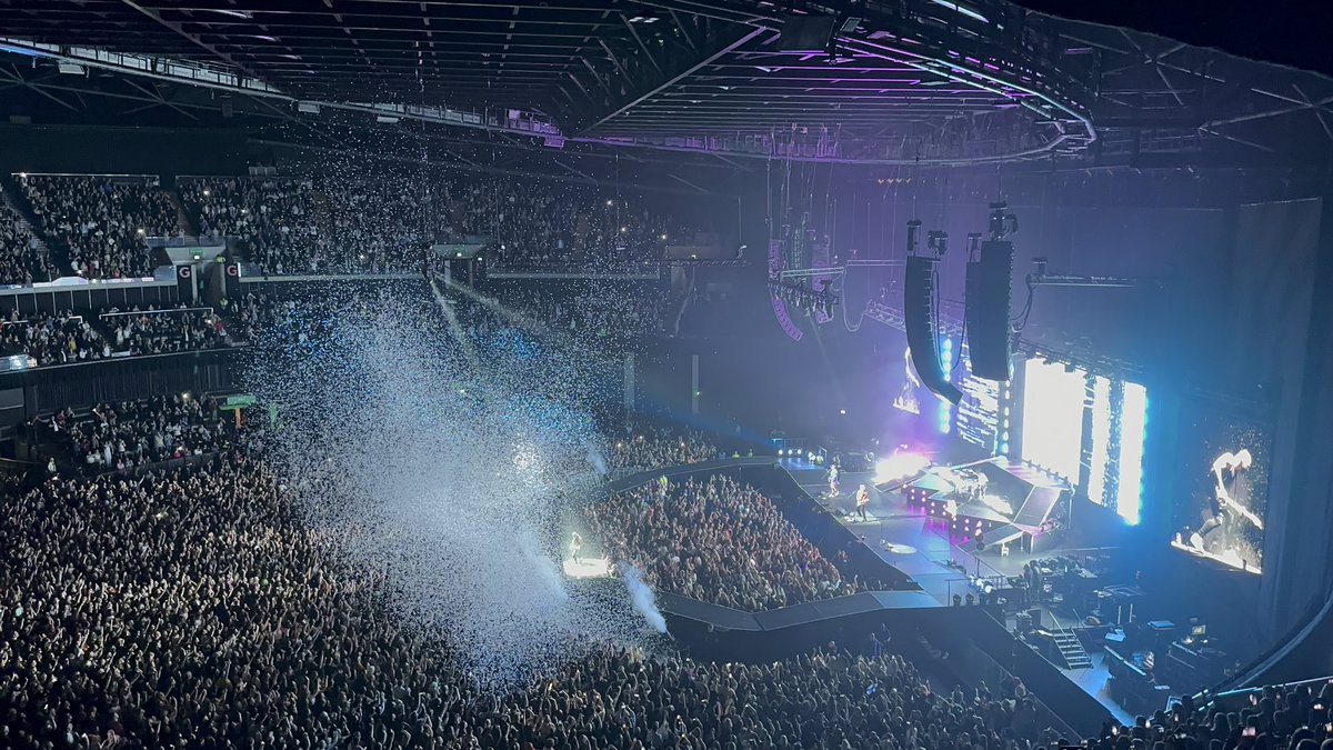KeeMolyneux's tweet photo. So worth the 5 hour drive to Glasgow to finally see Busted! 🎸💚

 @busted @JamesBourne https://t.co/pZbblJF26y