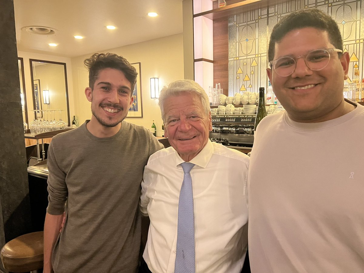 Daniel_CedenoB's tweet image. Harbourfront Literaturfestival Hamburg. #Beckmann #Gauck - It was a pleasure meeting the former Federal President of Germany, Joachim Gauck.