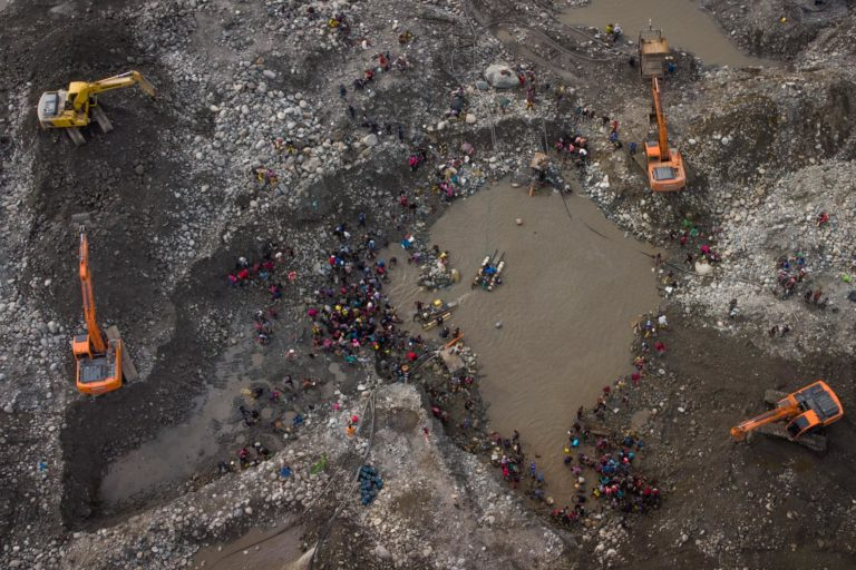 MongabayLatam's tweet photo. Un estudio revela cuál ha sido el impacto de la minería en ríos de todo el mundo. El reporte indica que 80% de 173 afluentes afectados duplicó su carga de sedimentos, lo que ha causado problemas como cambios en la composición de biodiversidad acuática y muerte de peces.  1/10🧵 https://t.co/jpyrbJo9Gv