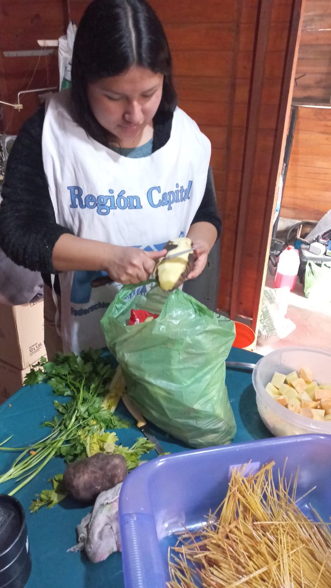 MILESFeTeVeLP's tweet photo. Comedor "Rayito de Arcoiris" 

Hoy al mediodía las compañeras prepararon el almuerzo para los vecinos del barrio San Carlos, que fue una rica sopa de fideos 😋 

Además, algunos de ellos siguieron con el trabajo de preparar la huerta para sembrar 🌱

#organizacionpopular 💪🏽 https://t.co/JhI4bnY2o8