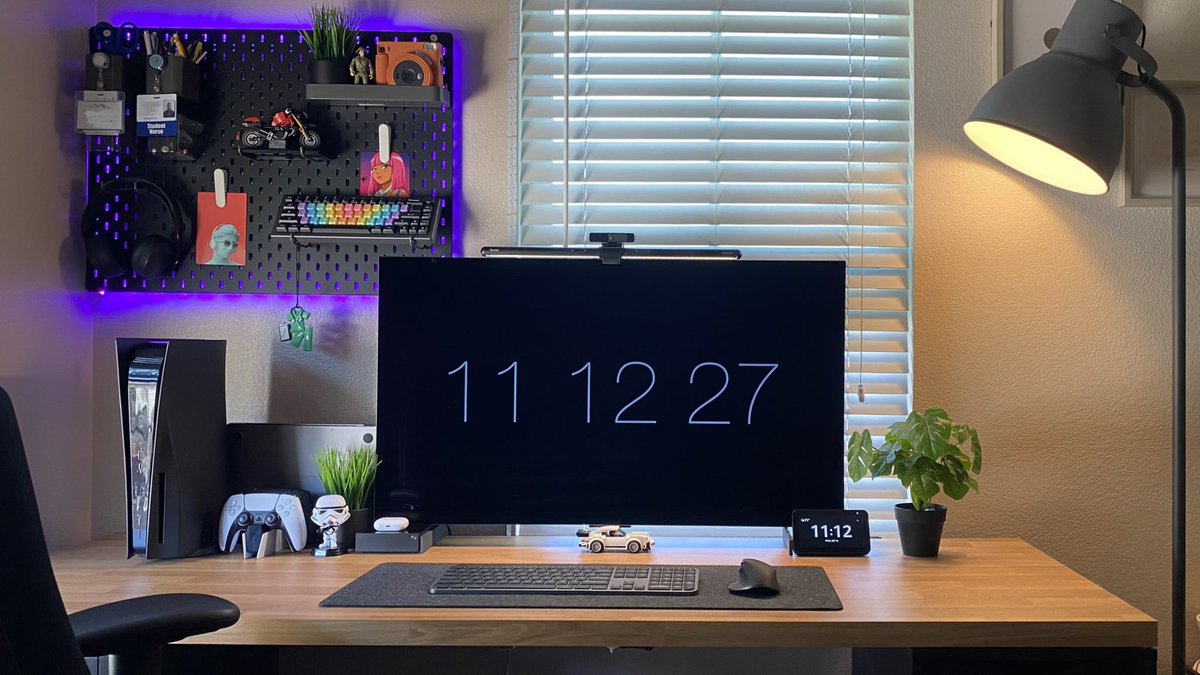 samuelsoft_'s tweet photo. I love me a good desksetup and workspace.🖥️⌨️📚
#desksetup #ps5 #gamingsetup #macbookpro2023 #ikea #alexdrawers
#LGC2 #OLED #LOGITECH https://t.co/5Mxv9vAVq0
