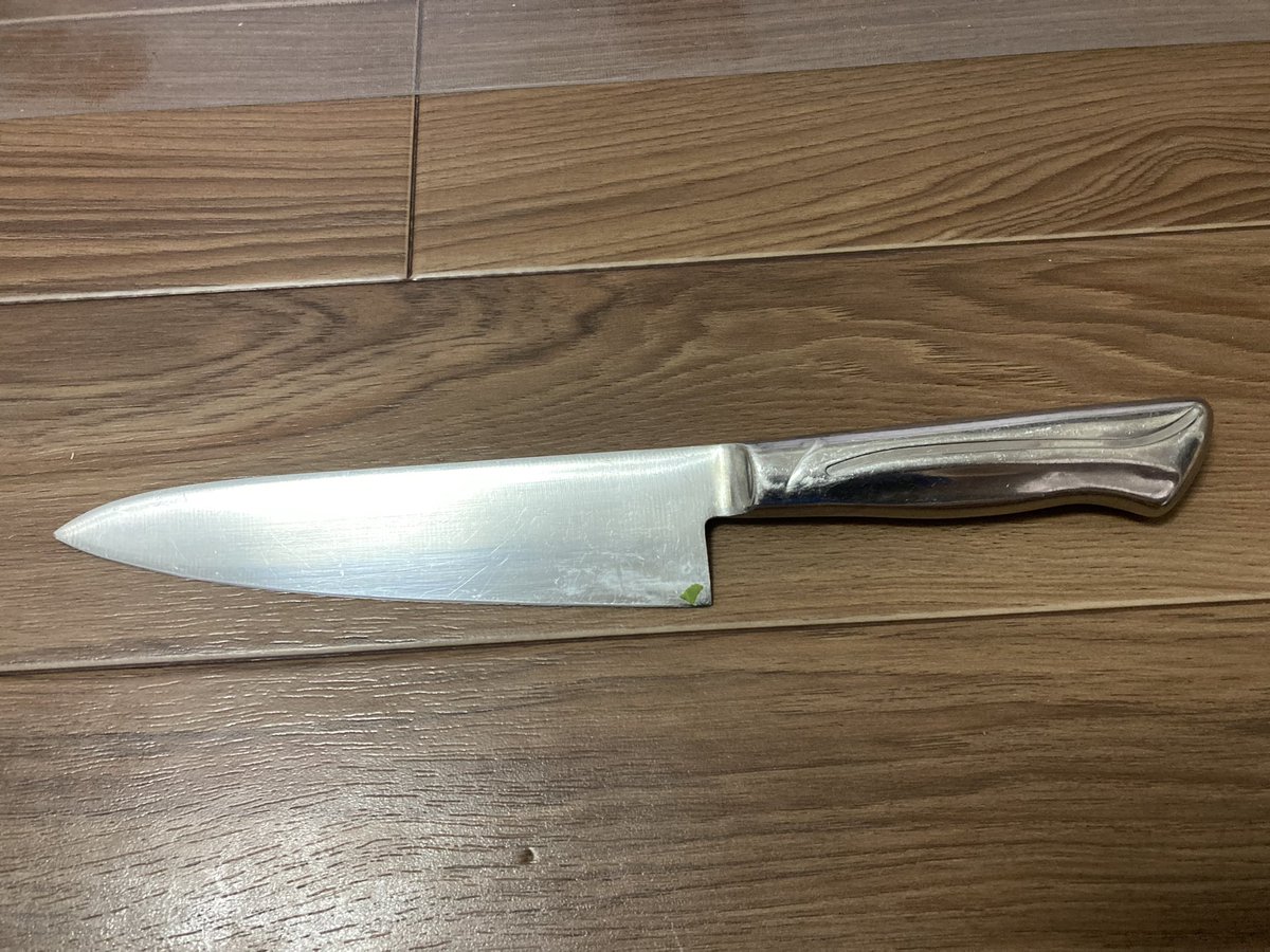 takizawa0914's tweet photo. 包丁の捨て方です。おはようございます。ゴミ清掃員の滝沢です。たまに不燃ごみに袋にダイレクトに入れる人がいますが、突き破ってくるので、写真のようにしてください。型紙で包んだ後に、テープで止めてください。ポイントは抜けないように固定することです！

#ゴミ清掃員の日常 #滝沢の推し活はごみ分別