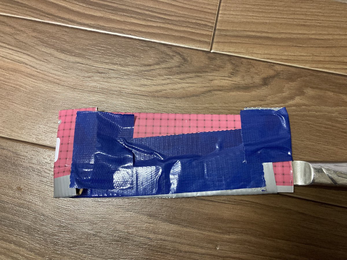 takizawa0914's tweet photo. 包丁の捨て方です。おはようございます。ゴミ清掃員の滝沢です。たまに不燃ごみに袋にダイレクトに入れる人がいますが、突き破ってくるので、写真のようにしてください。型紙で包んだ後に、テープで止めてください。ポイントは抜けないように固定することです！

#ゴミ清掃員の日常 #滝沢の推し活はごみ分別