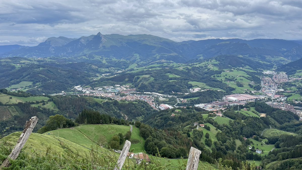 darcarun's tweet photo. Imponente el monte #txindoki y el #goyerri desde la cruz de #usurbe 
#beasain #gipuzkoa #euskalherria https://t.co/P9qhmM2B59