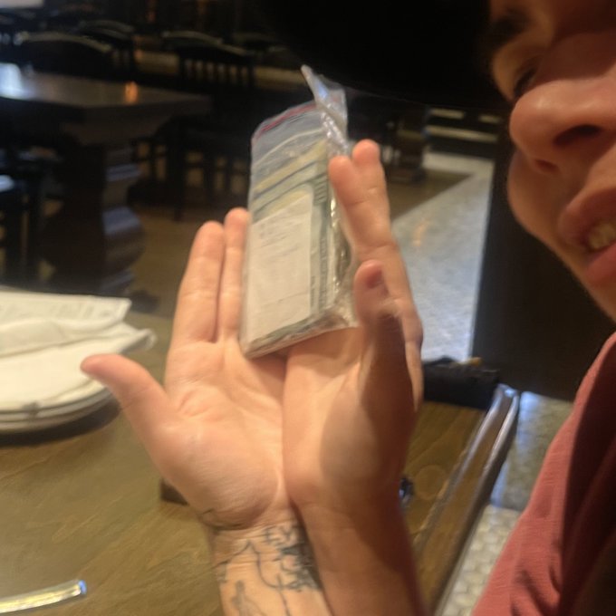 transmascs be like &ldquo;this is my wallet&rdquo; https://t.co/yyAAy7x4aq