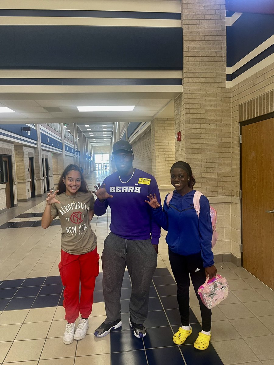 Thank you <a href="/coachgruder/">Michael McGruder</a> <a href="/UCAXCTF/">UCA XC/TF</a> for coming by Paris High School and visiting with couple of ladycats.