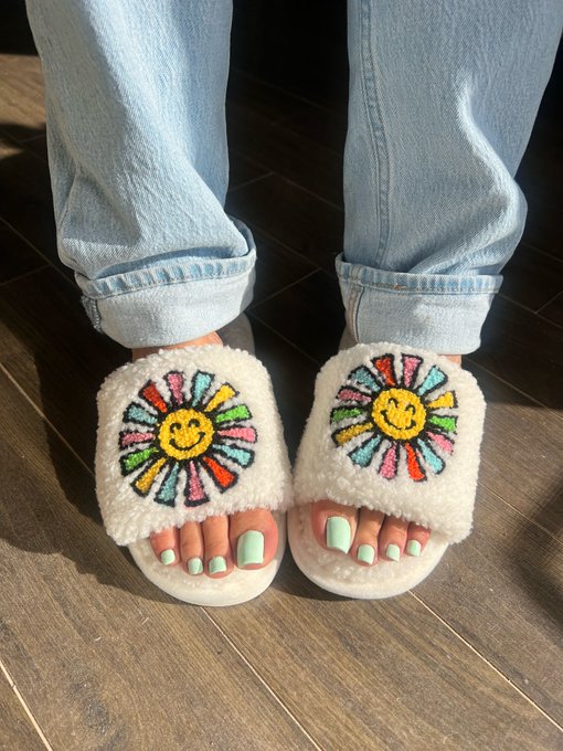 New house slippers 😊💕 so cozy! https://t.co/n6rn1JoB2A