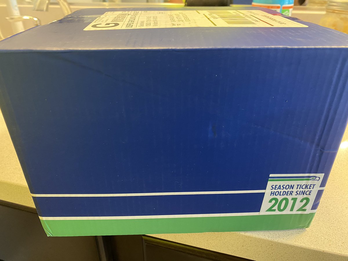 SeahawkScreamer's tweet image. Best #seasonticketholder  gift EVER! @Seahawks  NAILED it! Love 💙💚