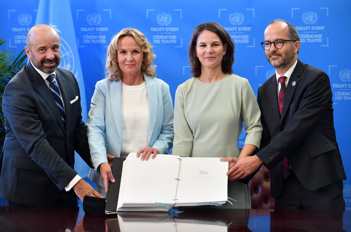 GermanyUN's tweet photo. “This is a truly moving moment“, said @SteffiLemke, 🇩🇪 Minister for the Environment after Germany signed the #BBNJ High Seas Treaty  in New York … with FM @ABaerbock and 🌊 Commissioner @OceanUnger. https://t.co/X4TjNQ7879
