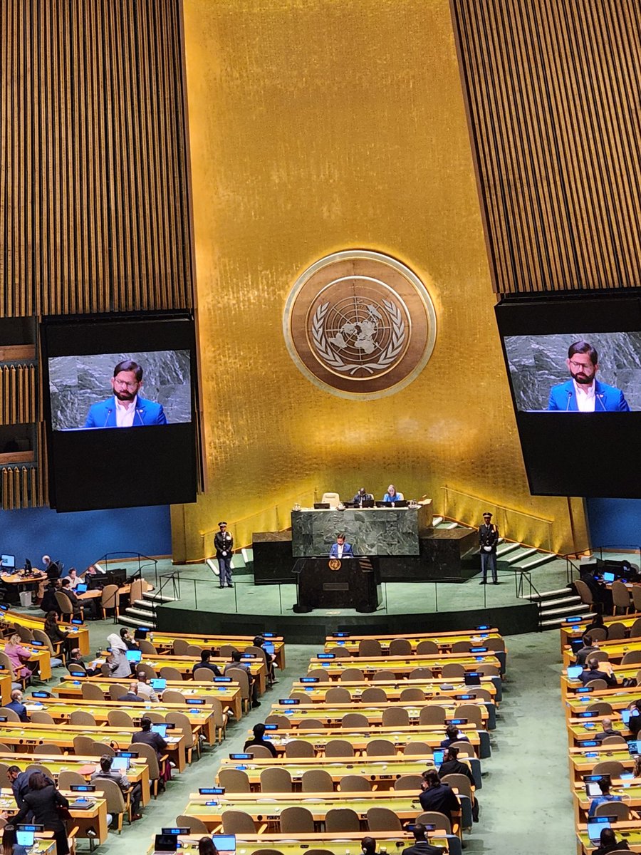 cami_carrascoh's tweet photo. #UNGA78 iniciando una hermosa experiencia gracias al programa #youthleadership del
@ClubdeMadrid y su trabajo por la cooperación internacional y la acción climática 😀 https://t.co/8vvMPLwd6t