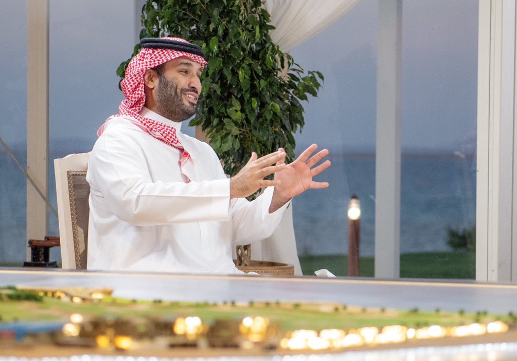 ttalahmari's tweet photo. تابعت لقاء سمو سيدي #ولي_العهد عبر برنامج "Special Report" مع كبير مذيعي قناة #فوكس_نيوز الأمريكية Bret Baier، هنا تحليل إعلامي لحديث وظهور الأمير #محمد_بن_سلمان الذي كان مختلفاً جداً وتاريخياً:

1- يعتبر هذا اللقاء التلفزيوني الأول الذي يظهر فيه سمو ولي العهد متحدثاً بشكل كامل باللغة الإنجليزية، تمتع سموه بظهور دقيق من خلال لغة سياسية عميقة، واضحة في السياقات القانونية، مفردات معبرة للعالم الأجنبي، وشخصياً تجربته مع اللغة الإنجليزية عظيمة وملهمة.. رجل يقود دولة ويتطور بشكل مذهل في كل الجوانب الشخصية.

2- شفافية اللقاء أعطت انطباع مذهل لدى المذيع يقول لم يسبق له الحصول على مقابلة بهذا الحجم من العناوين والقوة والأخبار ويسميها "#مقابلة_تاريخية"، الأمير محمد أجاب عن جميع الأسئلة التي طرحها المذيع، يقول سألته عن حقوق الإن��ان، أحداث 11 سبتمبر، العلاقات السعودية الأمريكية، خاشقجي، العلاقات مع اسرائيل، أجاب عنها كلها، هذا يعكس أن الأمير محمد ليس لديه ش��ء لا يريد الحديث عنه، قائد لديه رؤية ورأي ويطرحه كما يؤمن به!

3- اختيار اللقاء يعتبر في مكان ذكي #نيوم حيث المشاريع النوعية التي قضت #فوكس_نيوز تنشر عن مشاريعها لمدة أكثر من أسبوع بشكل متكرر، الفريق بالكامل منذهل بكل تلك الأعمال الإنشائية والمستقبل الذي يحصل في السعودية وهذا سينعكس على كمية البحث عن المدينة ومشاريعها وتسويقها.

4- وظف سمو ولي العهد رسالة مهمة خلال اللقاء وهي "استمرار التطور والقوة والمنافسة" وهي رسالة وطنية واضحة حتى في عمل ما يخدمنا كسعوديين، مثلاً في اللقاء قال سموه: "نعمل ما يخدم مصالحنا كسعوديين" "نحن نعمل ما يناسبنا" "وقتي هو لمتابعة م�� يخدم مصالح #السعودية وشعبها" هذا يعكس للعالم الأجنبي كاملاً قوة التركيز والبُعد الوطني، ويقول "السعودية أكبر قصة نجاح في القرن الواحد والعشرين!" وأيضاً عندنا ختم قائلاً: "وتيرة تقدمنا ستستمر بسرعة أعلى، لن تتوقف أو تهدأ ليوم واحد!"

5- رغم أن اللقاء موجه لمجتمعات أمريكية و أوربية إلا أن الأمير محمد حضر بالزي السعودي ترسيخاً منه مجدداً في لقاءاته على أهمية تقدير المظهر الثقافي العظيم للسعودية وتاريخها وعراقتها.

6- المحللين السياسين في قناة فوكس نيوز الأمريكية يتحدثون عن ثقة سمو الأمير محمد في حديثه وهدوءه، يتحدثون بشكل كبير عن قوته في مواجهة كل الأسئلة وليس لديه أي محاولة لإجابة سؤال بشكل غير مباشر، "دانا برونور" تقول أنا كنت في السعودية عام 2009م الوضع اليوم متغير تماماً بفضل هذا الرجل، وهذه التعليقات نادراً ما تكون بعد لقاءات سياسية في قنوات أمريكية!

7- حكاية لغة الجسد عالم مختلف في هذا اللقاء، ابتسامة هادئة، ثبات في حركة اليدين وتحرك نخبوي تماماً في حال كان السؤال يحتاج للحماس والطاقة، في حال القوة يتموضع سموه بطريقة وملامح جادة جداً بروح قيادية، هذه القوة في استخدام لغة الجسد هي مرحلة ��ظيمة جداً تحلى بها سمو ولي العهد في هذا اللقاء وكانت ملفته.

8- في جزء اللقاء الذي كان عبارة عن تجول على الأقدام الذكاء الإعلامي فيه هو أن الحديث كان عن شخصية الأمير محمد وتعريف الناس بمعلومات عن حياته وماذا يفعل في أوقات فراغه مثل ممارسته لألعاب الفيديو ورياضات مثل #البادل والقولف والاستمتاع بالغوص والهايكنق، ذلك جاء أيضاً بحديث عن المشاريع وتحدث الأمير بذكاء عن أن السعودية ليست مجرد صحراء وستستضيف فعاليات متنوعة لأنها بيئة مختلفة وجاذبة وهذا أقوى تسويق نوعي ممكن أن يشاهده المجتمع الأمريكي.

9- توقيت ظهور سمو ولي العهد هو توقيت مميز جداً جاء قبل #اليوم_الوطني السعودي بيومين، وبعد قمة G20، وتم استثمارها للحديث عن موضوعات مهم التمهيد لها من قائد قوي ومؤثر، وكذلك ملفات يتم اغلاقها تماماً إعلامياً، وملفات لفت النظر لها كمنجزات للإعلام العالمي وهنا عبقرية وتاريخية هذا اللقاء في جذب الانتباه.

10- ختاماً هذه المقابلة تعتبر نموذج عملي مهم للقيادات في فن مواجهة كل شيء، والإجابة على أصعب وأعقد الأسئلة بكل ثقة وسلاسة، حديث عميق، رؤية ملهمة، روح وطنية، قصة واضحة، أرقام حاضرة مثل #الناتج_المحلي، فخر يلامس المشاهد، قوة تصل لكل متابع، لقاء يستحق المشاهدة أكثر من مرة.

#لقاء_محمد_بن_سلمان 
#القائد_الملهم