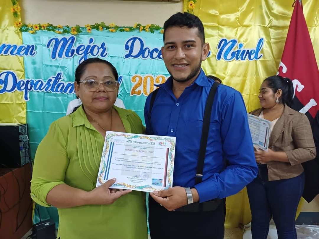 Felicitamos al docente  Eyder Antonio Sandoval Ruiz, por haber obtenido el segundo lugar en el certamen Departamental mejor docente de primaria 2023.
#PatriaBenditaYLibre
