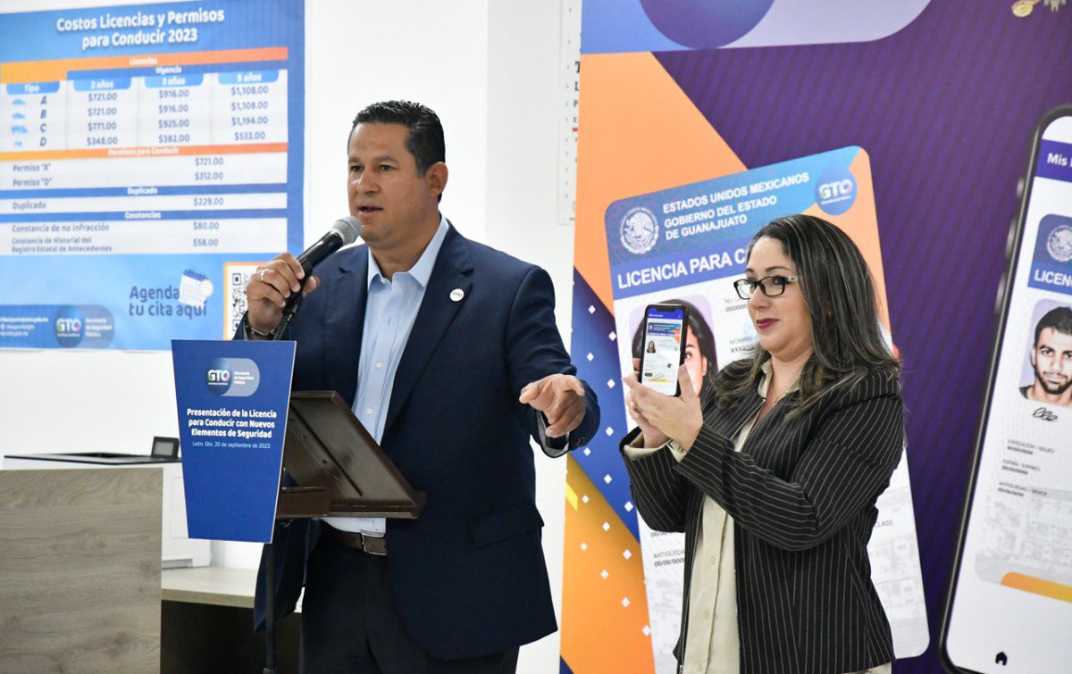 AlvarCdeV's tweet photo. Acompañé al Gobernador @diegosinhue en la presentación de la nueva licencia para conducir, la cual cuenta con un diseño vanguardista que contiene 20 elementos de seguridad, por lo que se posiciona como una de las más seguras del país.

#BoletínSSPEG
https://t.co/kDT2b8KtEn https://t.co/jKqqJQy6P7