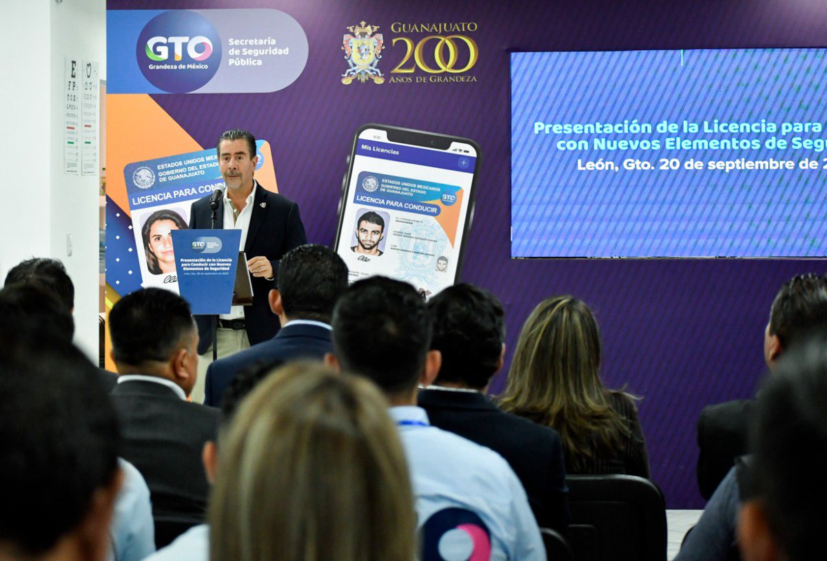 AlvarCdeV's tweet photo. Acompañé al Gobernador @diegosinhue en la presentación de la nueva licencia para conducir, la cual cuenta con un diseño vanguardista que contiene 20 elementos de seguridad, por lo que se posiciona como una de las más seguras del país.

#BoletínSSPEG
https://t.co/kDT2b8KtEn https://t.co/jKqqJQy6P7