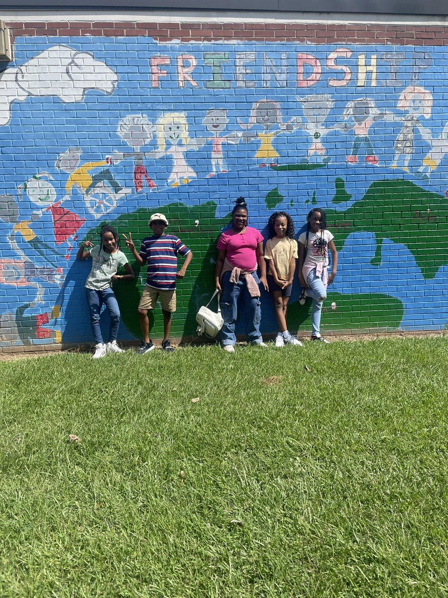 missoneals's tweet image. Third &amp;amp; Fourth Grade wanted in on some picture action #ParklaneSoars #TaggingGifts #TaggingExcellence #SeptemberVibes #SchoolDays