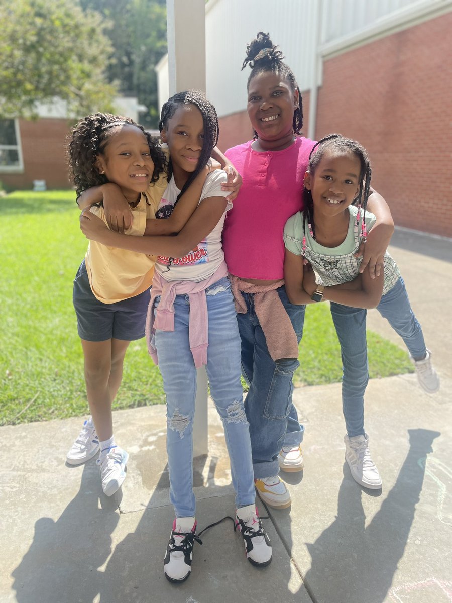 missoneals's tweet image. Third &amp;amp; Fourth Grade wanted in on some picture action #ParklaneSoars #TaggingGifts #TaggingExcellence #SeptemberVibes #SchoolDays