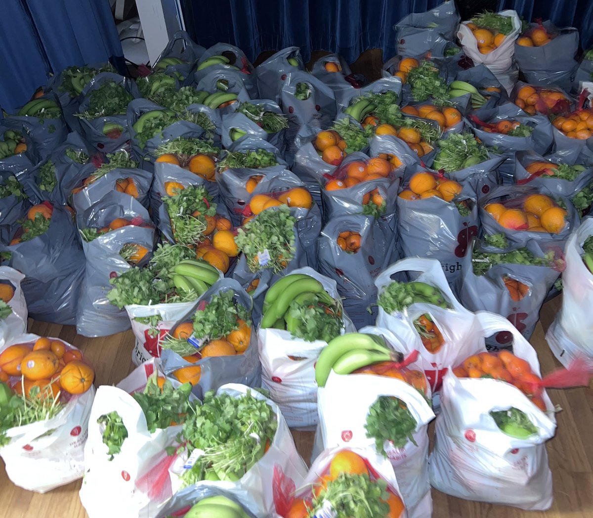 Successful first Brighter Bites distribution at Carrillo Elementary yesterday! 🍊🍌🍏🥒🥕 A HUGE THANK YOU🫶🏼 to our dedicated parent volunteers who came in the morning and assembled all the produce bags! This distribution wouldn’t be possible without their help!