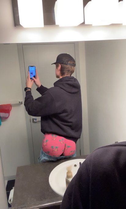 Should I hookup with a girl or guy? https://t.co/Tisj2rPCqs