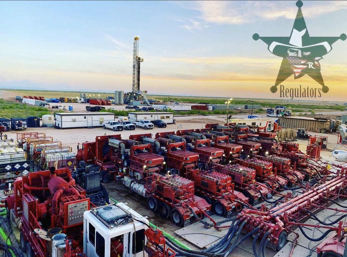 MarMoore_7's tweet image. Working in the oil fields is like dancing with the Earth&apos;s hidden treasures, harnessing its power to fuel the world. 💪🏾🌍 #OilFieldLife #EnergyUnleashed