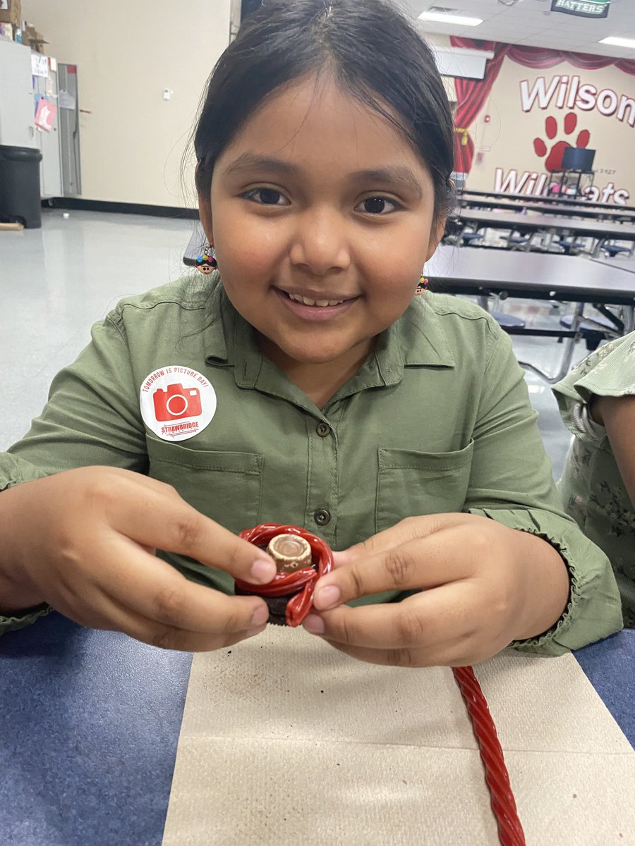 TheHOSTprogram's tweet photo. HOST students love when we incorporate food crafts into our STEAM rotation.  Nothing like a little snack and learning mixed together. #foodcraft #steam #craft @HillsboroughSch @NatlAfterSchool @McManusUF @VanAyresHCPS https://t.co/z6Hx0RuROW