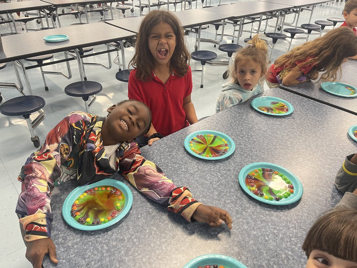 TheHOSTprogram's tweet photo. HOST students love when we incorporate food crafts into our STEAM rotation.  Nothing like a little snack and learning mixed together. #foodcraft #steam #craft @HillsboroughSch @NatlAfterSchool @McManusUF @VanAyresHCPS https://t.co/z6Hx0RuROW