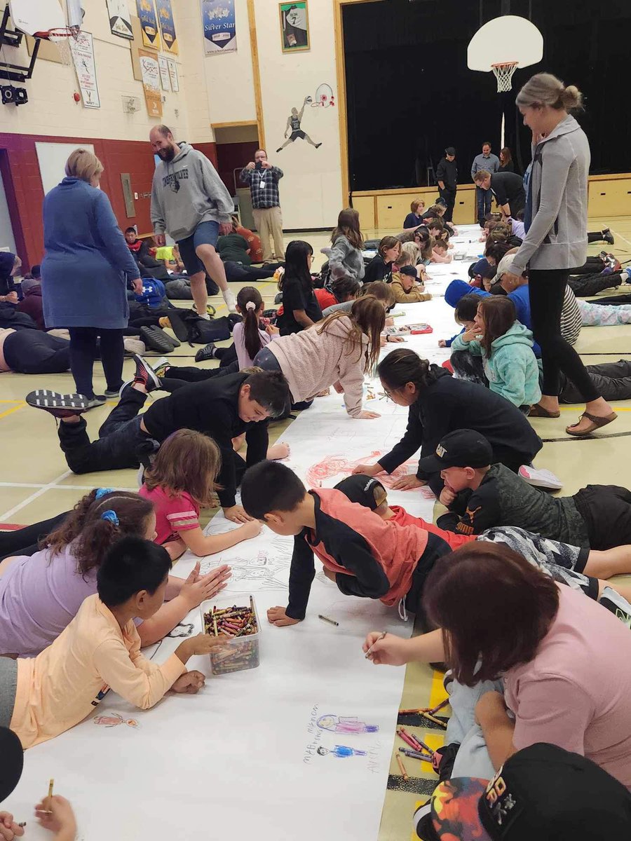 CloudRiverAcad1's tweet photo. Well-Being Week! Check out our students’ “Gratitude Graffiti!” All
students and staff came together and were engaged in this project. Lots of great artwork describing what they are most thankful for! @NLESDCA @SISNLESD https://t.co/qFbywmhY7a