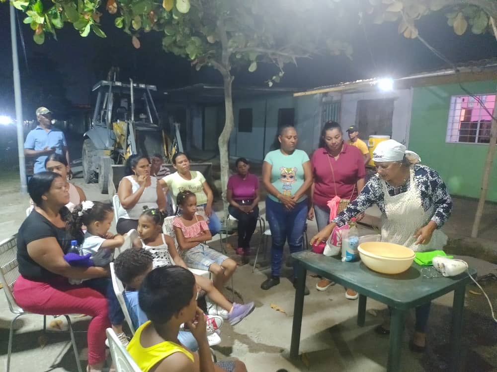 Aprovechando la espera del mejor programa de los miércoles <a href="/ConElMazoDando/">Con el Mazo Dando</a> nuestras mujeres dictan talleres de repostería, <a href="/dcabellor/">Diosdado Cabello R</a> <a href="/AnitaChinsMonts/">Anita Montes♥</a> <a href="/avilaelguerrero/">Jose Avila</a> <a href="/Alirio10sanchez/">Alirio Sánchez</a> <a href="/NicolasMaduro/">Nicolás Maduro</a> <a href="/Eilemspsuv/">𝕰𝖎𝖑𝖊𝖒𝖘</a> <a href="/Comando_Activo1/">Airto Cortez</a>