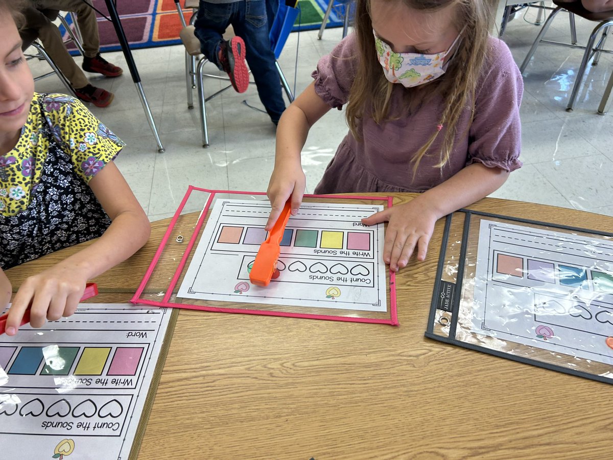 MissSprowls2022's tweet photo. We had so much fun using our magic wands to segment and blend sounds! #112Leads #wt112 https://t.co/a0ZngIutgJ