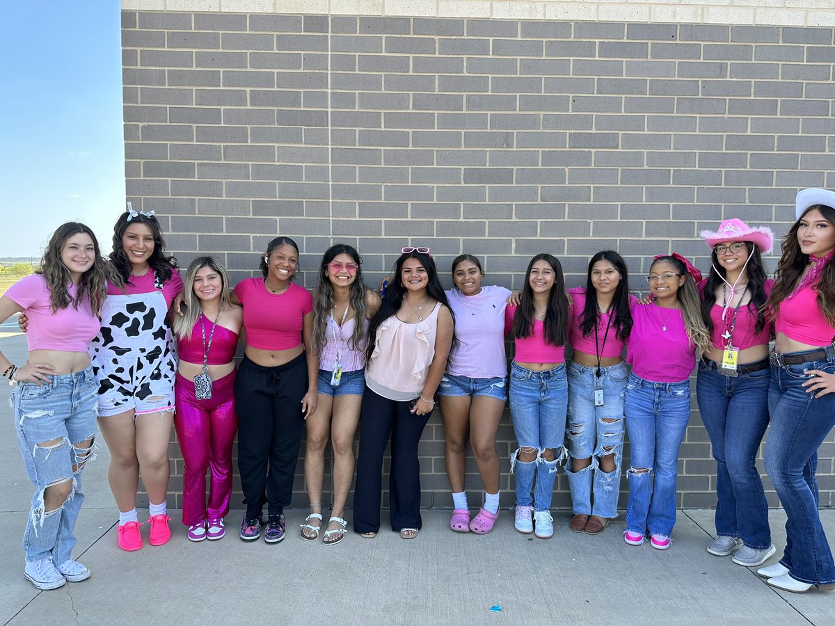 dv_softball's tweet photo. SPIRIT DAY #3
Barbie &amp; Ken 🌸💅 https://t.co/fgT7dDE5KB