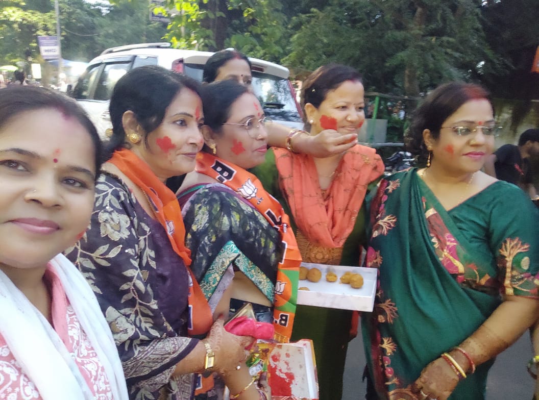jyoti_0104's tweet photo. भाजपा जमशेदपुर महानगर महिला मोर्चा के नेतृत्व में सैकड़ो बहनों ने इस नारीशक्ति वंदन अधिनियम को लेकर लोगों के बीच लड्डू बांटी।पूर्व सांसद श्रीमति आभा महतो जी जिलाध्यक्ष गुंजन यादव जी प्रदेश मंत्री श्रीमती रीता मिश्राजी,सम्मानित बहने विशेष रूप से उपस्थित रही।
#NariShaktiVandanBill https://t.co/HmonDmOOoU
