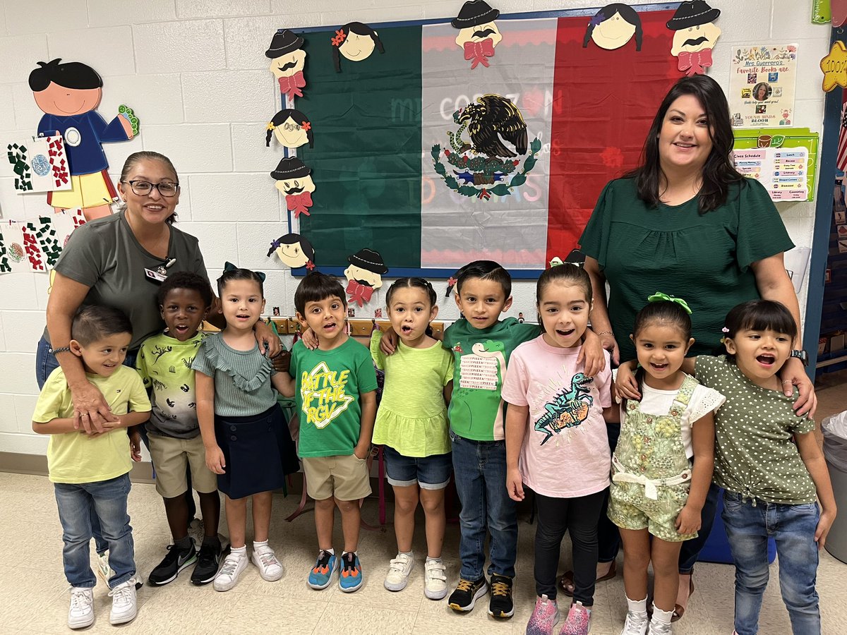 JenniferSal14's tweet photo. So many of our little Hawks wearing green today. It was so good to see our students show so much kindness. #StartWithHelloWeek https://t.co/zgGE4fJntc